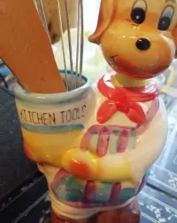 figurka  ceramiczna kuchcika — ujęcie 2