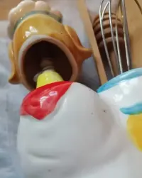 figurka  ceramiczna kuchcika — ujęcie 5
