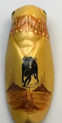 Figurka ceramiczna, zawieszka na ścianę cykada. — ujęcie 2