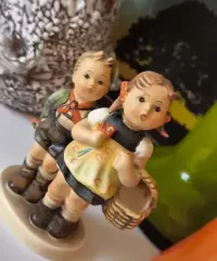 Figurka  Jaś i Małgosia M.I. Hummel Goebel piękna stara porcelana — ujęcie 2