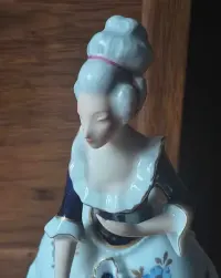 Figurka porcelanowa Royal dux dama z pieskiem — ujęcie 2