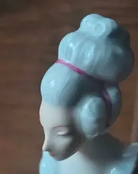 Figurka porcelanowa Royal dux dama z pieskiem — ujęcie 3