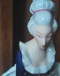 Figurka porcelanowa Royal dux dama z pieskiem — ujęcie 4