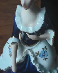 Figurka porcelanowa Royal dux dama z pieskiem — ujęcie 5
