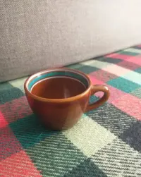 Filiżanka Pruszków porcelit paski brązowa — ujęcie 2