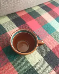 Filiżanka Pruszków porcelit paski brązowa — ujęcie 3