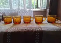 Filiżanki w kolorze miodowo bursztynowym — ujęcie 2
