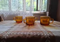 Filiżanki w kolorze miodowo bursztynowym — ujęcie 3