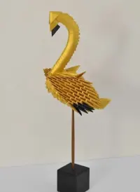 Flaming - origami modułowe 3D, papier metaliczny - złoty kolor - ptak — ujęcie 3
