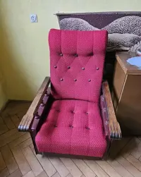 Fotel drewniany na kółkach — ujęcie 3