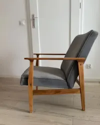 Fotel klubowy po renowacji — ujęcie 2