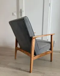 Fotel klubowy po renowacji — ujęcie 3