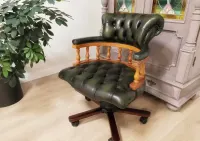 Gabinetowy FOTEL chesterfield kapitański 848/2025 — ujęcie 2