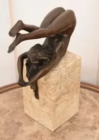 Gimnastyczka z Brązu - Figura Rzeźba Kobiety Akrobatki - Brąz — ujęcie 3