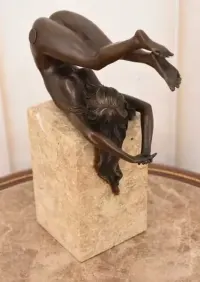 Gimnastyczka z Brązu - Figura Rzeźba Kobiety Akrobatki - Brąz — ujęcie 4
