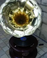 GRAMOFON - PATEFON - sprawny mahoń brąz - KWADRAT — ujęcie 2