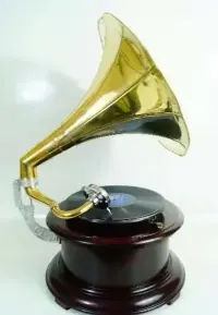 GRAMOFON - PATEFON - sprawny mahoń brąz - KWADRAT — ujęcie 3