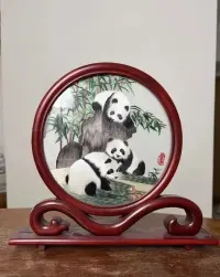 haftowany dwustronny haft Shu z pandami, osadzony w drewnianej ramie — ujęcie 2