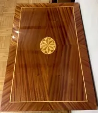 Intarsjowana komoda w stylu Biedermeier — ujęcie 2