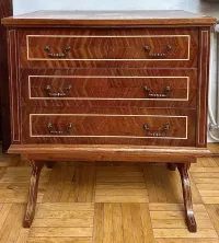 Intarsjowana komoda w stylu Biedermeier — ujęcie 3