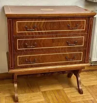 Intarsjowana komoda w stylu Biedermeier — ujęcie 4
