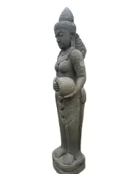 kamienna rzeźba z bali — ujęcie 2
