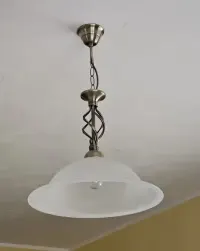 Klasyczna lampa wisząca / Żyrandol – mosiądz i szkło matowe — ujęcie 2