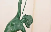 Kobieta z Trąbką Jerychońską - Figura z Brązu — ujęcie 4
