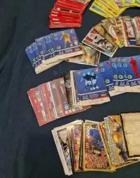 Kolekcjonerskie karty pokemon, star wars, piłkarskie — ujęcie 3