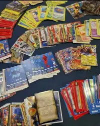 Kolekcjonerskie karty pokemon, star wars, piłkarskie — ujęcie 4