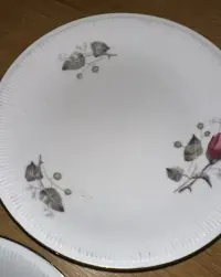 Komplet 12 talerzy włocławek stara porcelana PRL w kwiaty deserowe — ujęcie 5