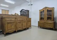 Komplet mebli w stylu ludwikowskim–komoda, witryna i stół z krzesłami — ujęcie 4
