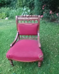 Komplet zabytkowych mebli – 4 krzesła, 2 fotele i sofa – do renowacji — ujęcie 4