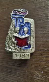 Komuna znaczek przypinka — ujęcie 2
