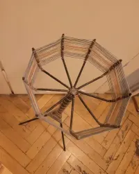 Kwietnik pasiak żyłkowiec z PRLu stojak doniczka oslonka na kwiatek 25x80cm ryba czy kwiatek kultowy po babci — ujęcie 3