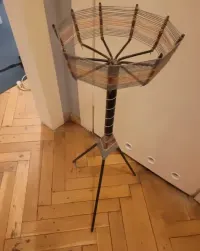Kwietnik pasiak żyłkowiec z PRLu stojak doniczka oslonka na kwiatek 25x80cm ryba czy kwiatek kultowy po babci — ujęcie 4