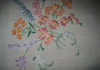 ładny obrus 78 x 84 cm haftowany obrusik w kwiaty rękodzieło — ujęcie 3