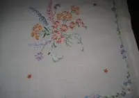 ładny obrus 78 x 84 cm haftowany obrusik w kwiaty rękodzieło — ujęcie 4