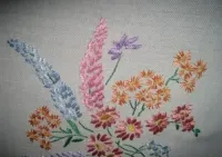 ładny obrus 78 x 84 cm haftowany obrusik w kwiaty rękodzieło — ujęcie 5