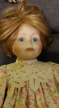 Lalka kolekcjonerska .Porcelana z dbałością o szczegóły. — ujęcie 2