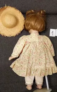 Lalka kolekcjonerska .Porcelana z dbałością o szczegóły. — ujęcie 3