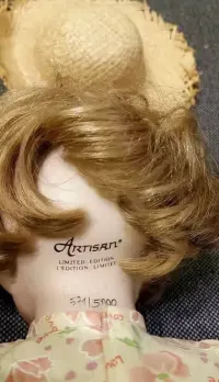 Lalka kolekcjonerska .Porcelana z dbałością o szczegóły. — ujęcie 4