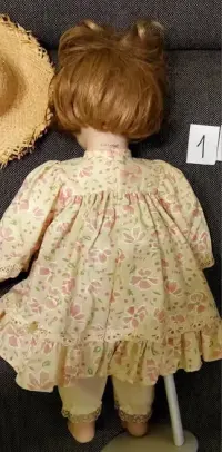 Lalka kolekcjonerska .Porcelana z dbałością o szczegóły. — ujęcie 5