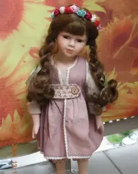 lalka porcelanowa gęsiareczka wys. ok. 40 cm — ujęcie 5