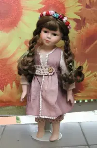 lalka porcelanowa gęsiareczka wys. ok. 40 cm — ujęcie 2