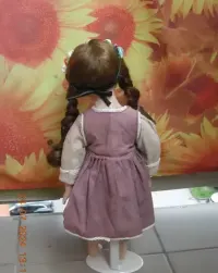 lalka porcelanowa gęsiareczka wys. ok. 40 cm — ujęcie 4