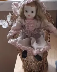 Lalka porcelanowa w koszyczku — ujęcie 2