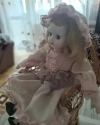 Lalka porcelanowa w koszyczku — ujęcie 3