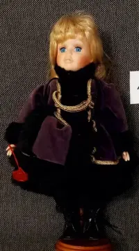Lalka wykonana starannie z dbałością o zachowanie szczegółów. — ujęcie 4