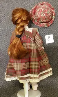 Lalka z kolekcji lalek porcelanowych. — ujęcie 2